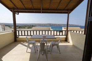Outdoor dining - EN LEFKO - A white holiday haven by the sea. The ideal place for a relaxing stay. (Sitia)