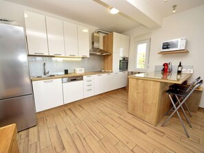 Kjøleskap, mikrobølgeovn, ovn og oppvaskmaskin