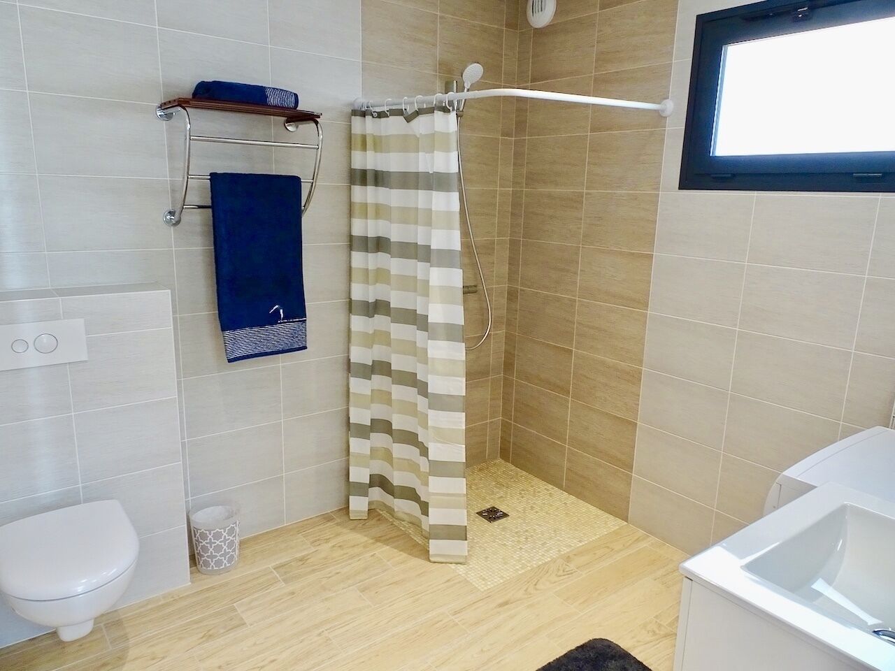 Un baño con ducha, inodoro y lavamanos.