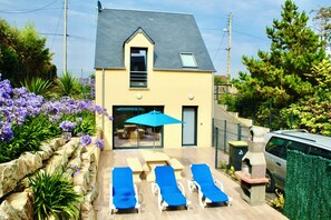 Terrace/patio - BEACH 30 m, 3 bedrooms, 2 WC, Garden,Private Parking,electricity, water included (Barneville-Carteret)