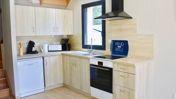 Køleskab, mikrobølgeovn, ovn, kogeplade