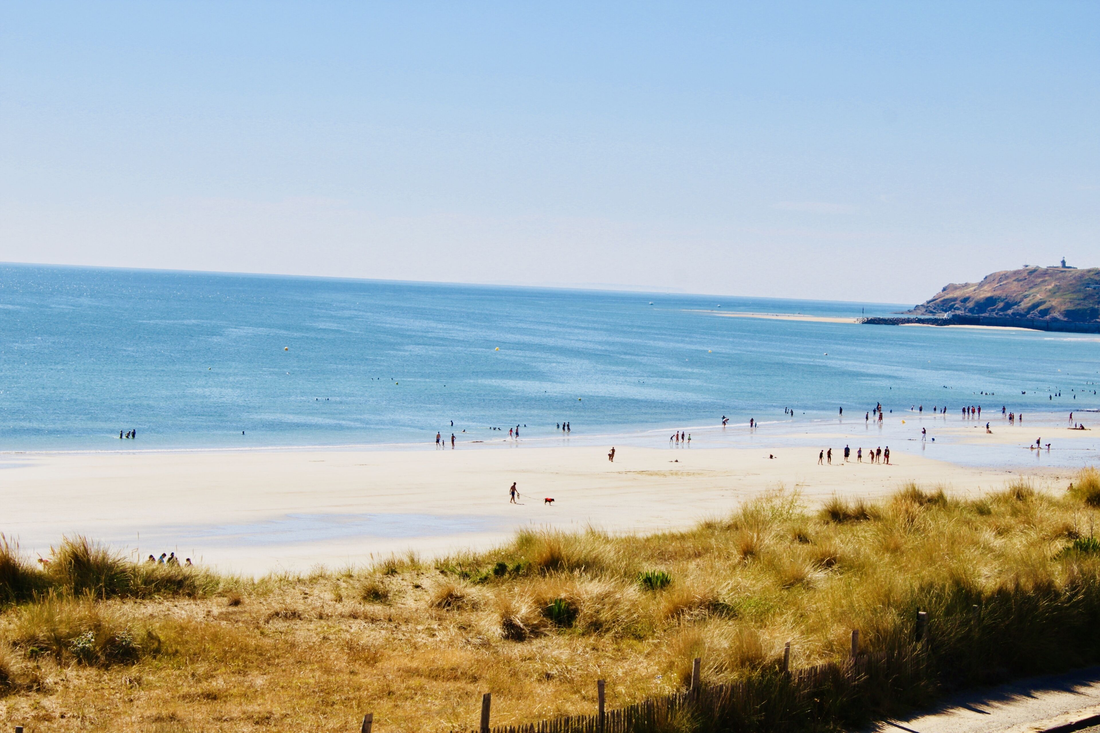 A beach with people and a lighthouse in the distance. - BEACH 30 m, 3 bedrooms, 2 WC, Garden,Private Parking,electricity, water included (Barneville-Carteret)