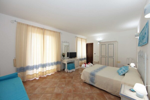 1 bedroom, free Internet - B&B treatment in La Maddalena, Sardinia (La Maddalena)