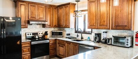 Een koelkast, een magnetron, een oven, een kookplaat