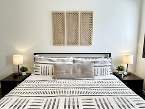 7 bedrooms, iron/ironing board, WiFi, bed sheets - 3 Liv Rooms-HotTub-Gameroom-7 BR/5 BA-Modern-1Acre (Tobyhanna Township)