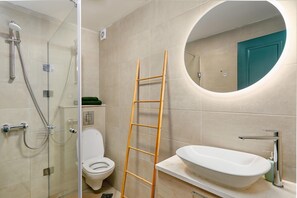 Chuveiro, secador de cabelo, toalhas de banho, sabonete