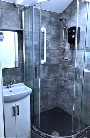 Douche, séchoir à cheveux, peignoirs, pantoufles