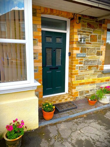 Heddfan Guesthouse
Cozy guest suite living dining kitchenette dbl bed w/ensuite