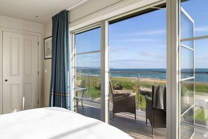 3 slaapkamers, een strijkplank/strijkijzer, internet, beddengoed