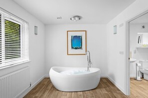 Baignoire, séchoir à cheveux, serviettes fournies