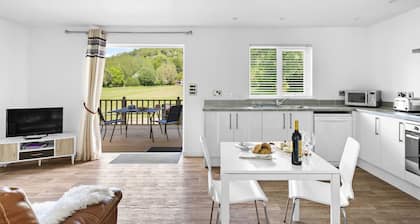 The Clover Lodge, Redlake Farm - Hot tub, BBQ, free parking