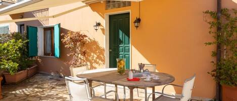 屋外ダイニングエリア