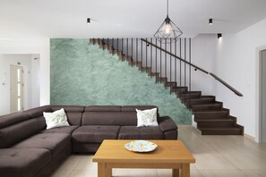 Fernseher, Tischfußball, Tischtennisplatte