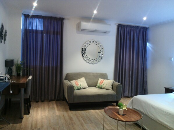 1 habitación y tabla de planchar con plancha