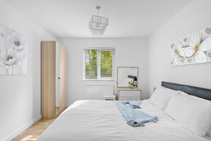 2 bedrooms, iron/ironing board, internet, bed sheets