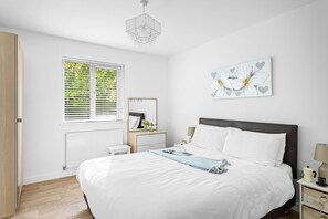2 bedrooms, iron/ironing board, Internet, bed sheets - Kingfisher Lodge, Redlake Farm (Somerton)