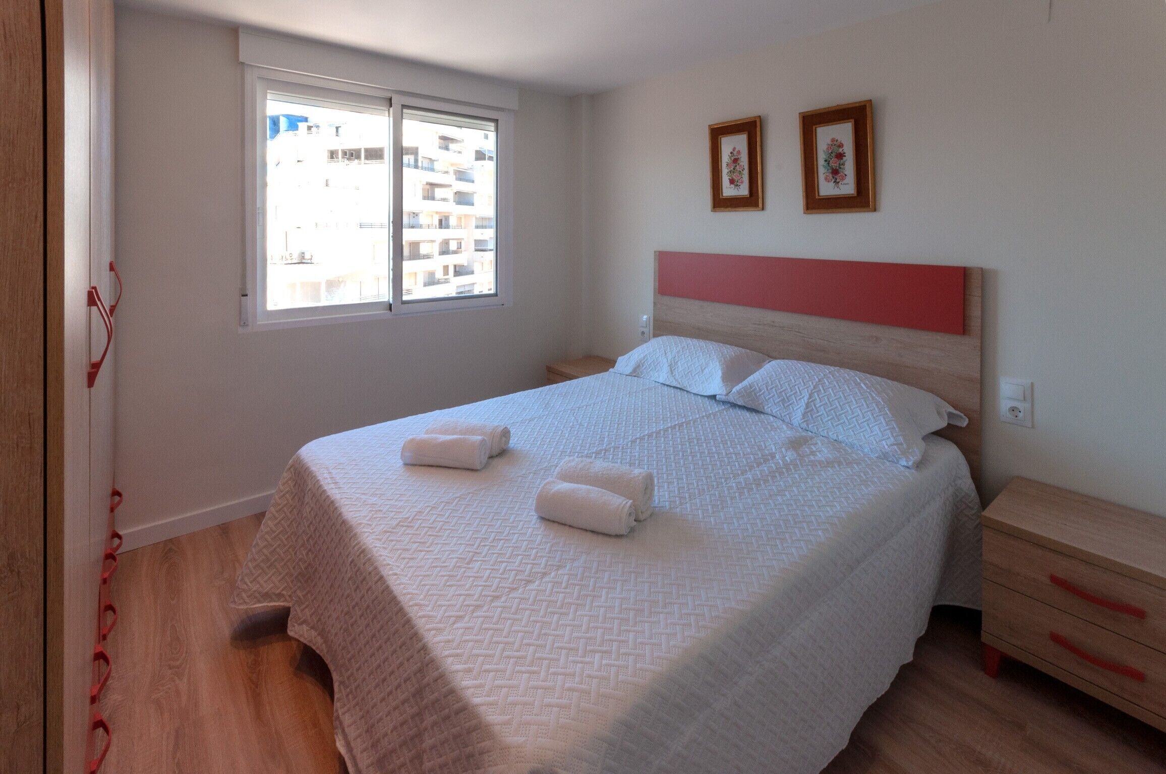 3 slaapkamers, een strijkplank/strijkijzer, gratis wifi, beddengoed