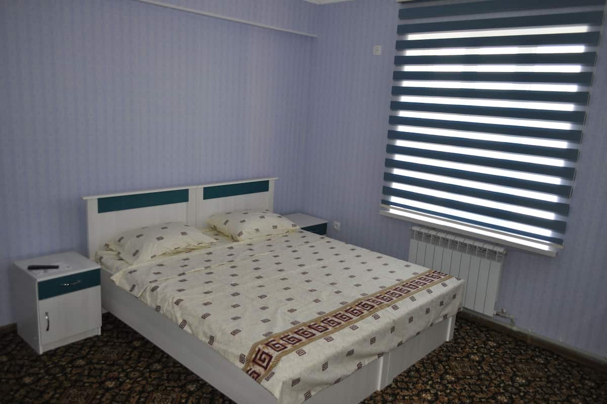 Quarto casal econômico | Cortinas blackout, ferros/tábuas de passar roupa, Wi-Fi de cortesia