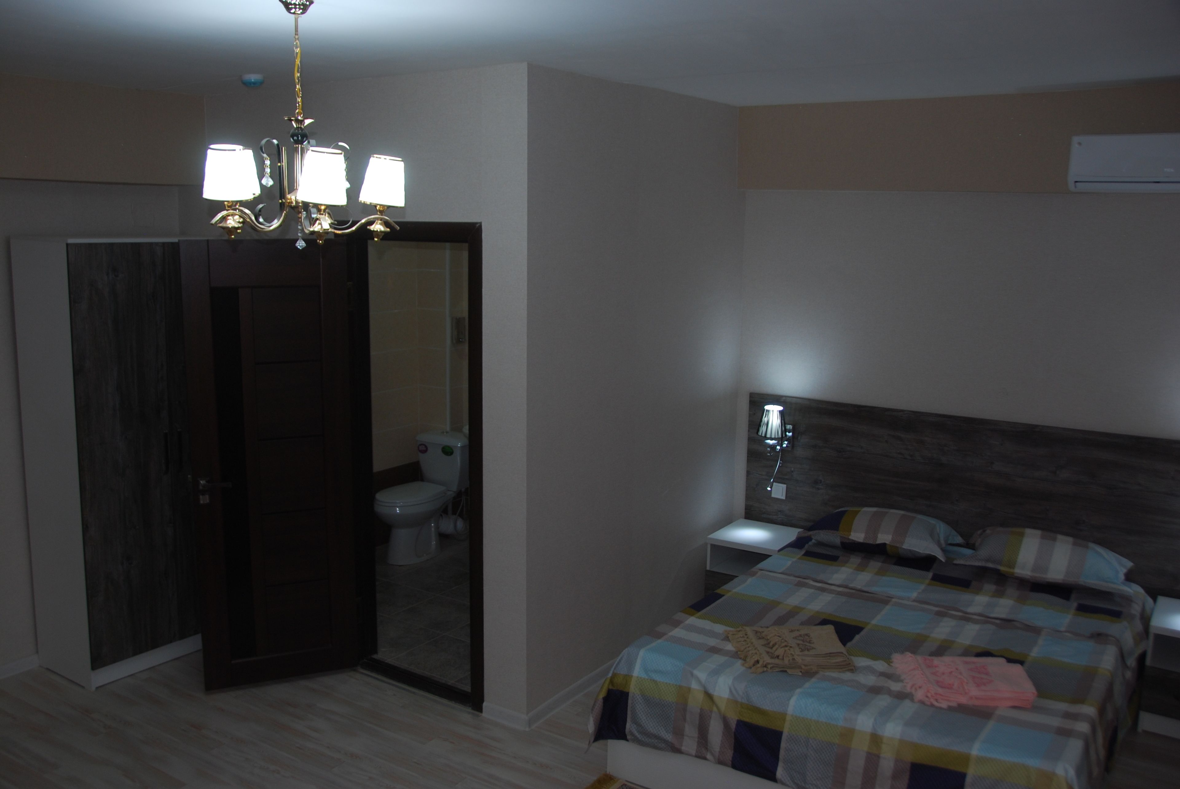 Blendingsgardiner, strykejern/-brett, wi-fi (inkludert) og sengetøy