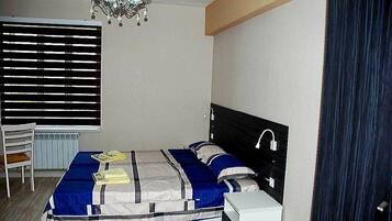 Verduisterende gordijnen, een strijkplank/strijkijzer, gratis wifi