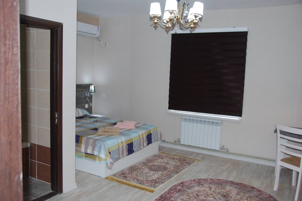 Suíte | Cortinas blackout, ferros/tábuas de passar roupa, Wi-Fi de cortesia