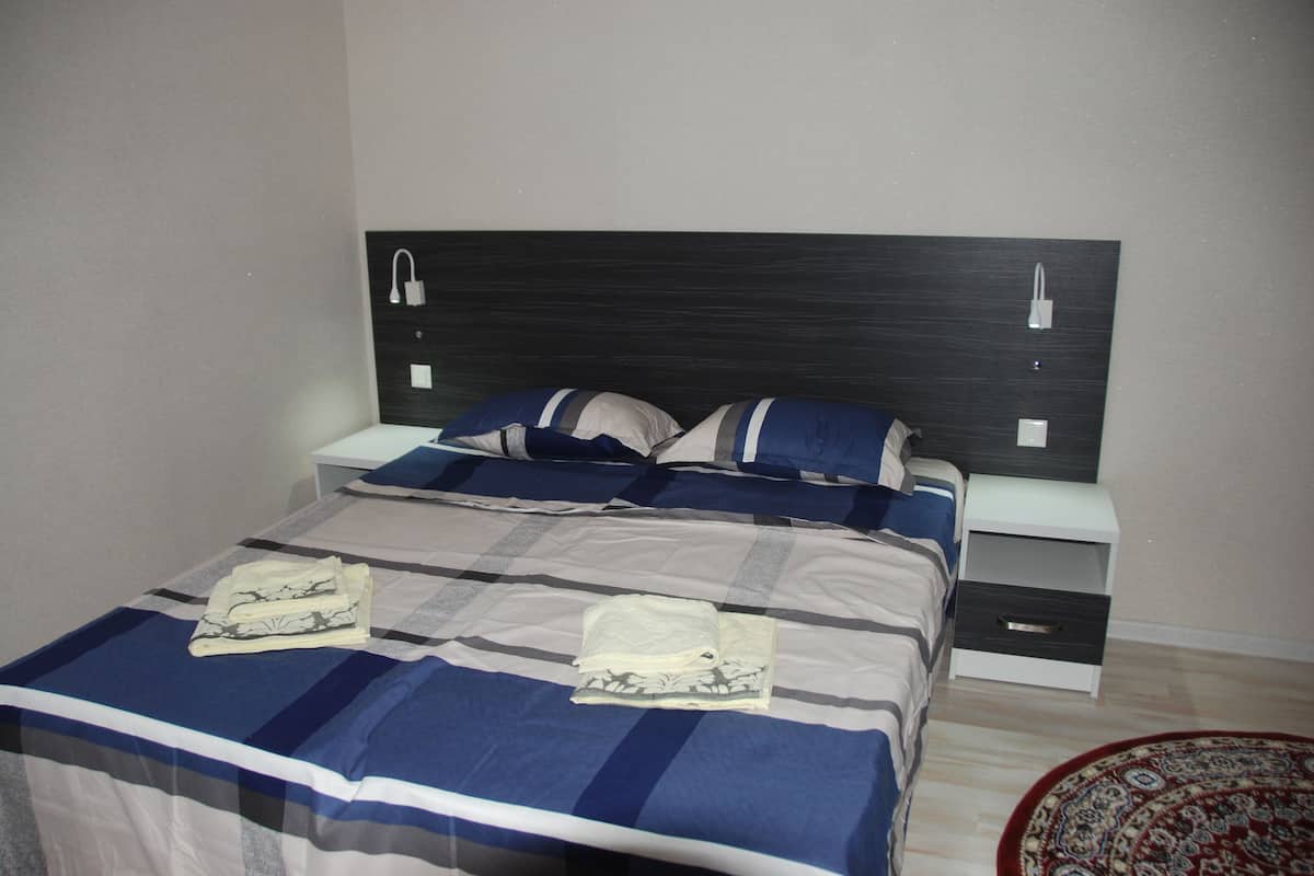 Quarto casal standard | Cortinas blackout, ferros/tábuas de passar roupa, Wi-Fi de cortesia