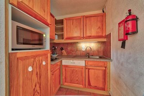 Kühlschrank, Mikrowelle, Herdplatte, Geschirrspüler