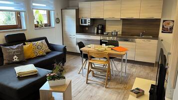 Fernseher, DVD-Player, Tischfußball, Bücher