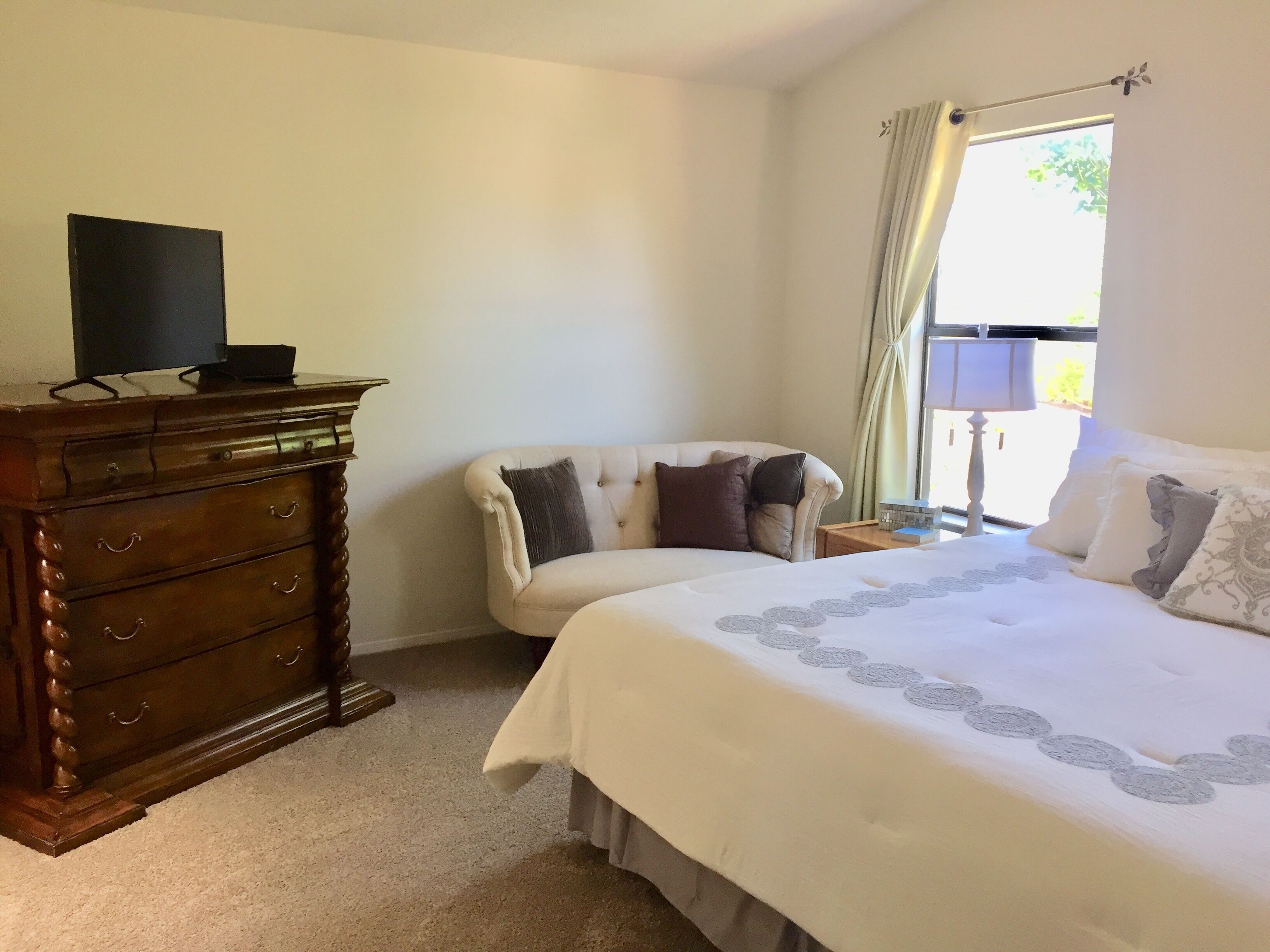 4 habitaciones, escritorio, tabla de planchar con plancha y wifi 