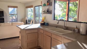 Kjøleskap, mikrobølgeovn, ovn og oppvaskmaskin