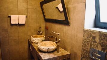 Een haardroger, handdoeken, zeep, shampoo