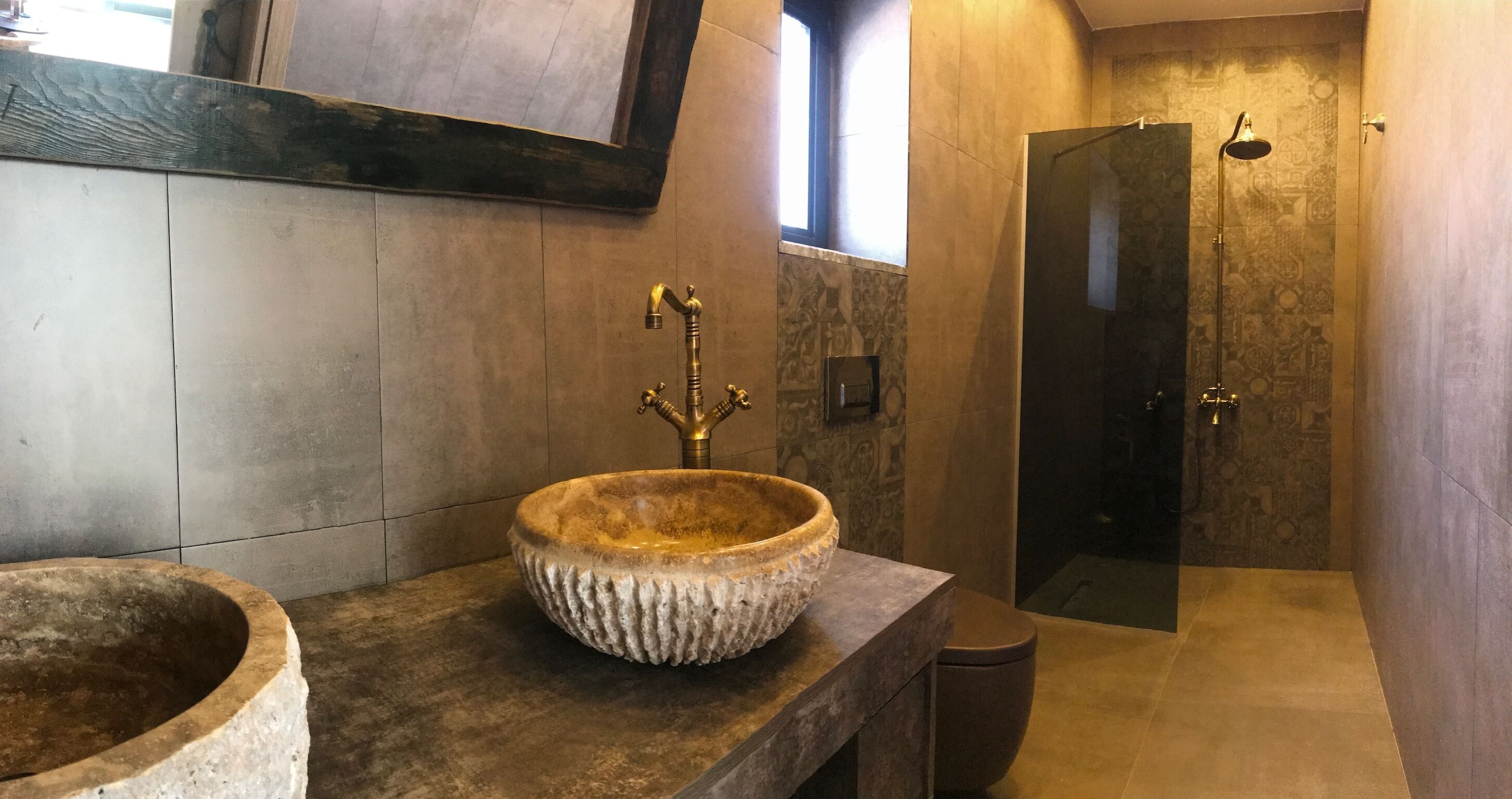 Secadora de cabello, toallas, jabón, shampoo 