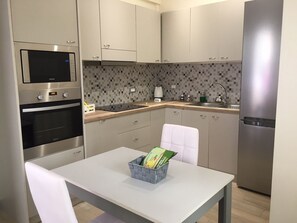Frigorifero, microonde, forno, piano cottura