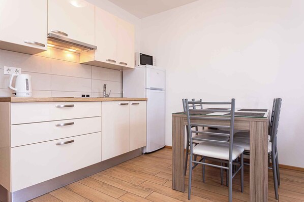 Fridge, microwave, stovetop, coffee/tea maker