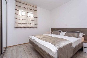 2 bedrooms, travel crib, internet