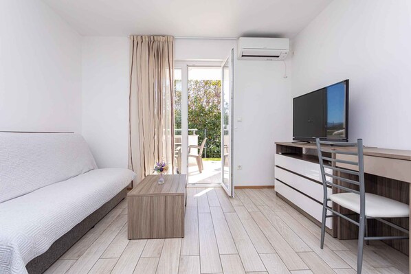 TV - Holiday apartment mit Klimaanlage und Terrasse (Baška)