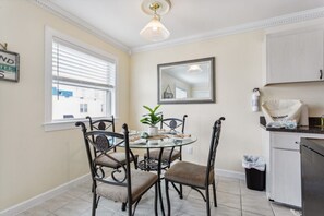 Dining - 1 block to beach & boardwalk | Central Downtown (Virginia Beach)