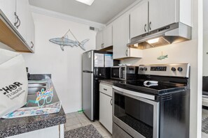 冷蔵庫、電子レンジ、オーブン、コンロ