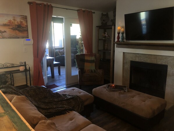 Smart TV, fireplace - Osmo’s Hideaway surroundsed by Pines, 1 mile from restaurants and stores. (Pagosa Springs)