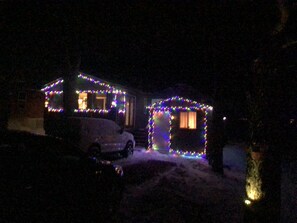 Exterior - Osmo’s Hideaway surroundsed by Pines, 1 mile from restaurants and stores.  (Pagosa Springs)