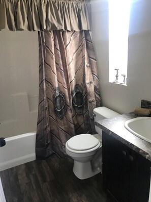 Combined shower/bathtub, towels, soap, shampoo - Osmo’s Hideaway surroundsed by Pines, 1 mile from restaurants and stores.  (Pagosa Springs)