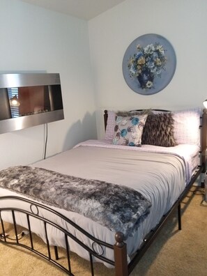 2 bedrooms, free WiFi, bed sheets - Osmo’s Hideaway surroundsed by Pines, 1 mile from restaurants and stores.  (Pagosa Springs)