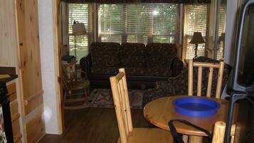 Televisie, een open haard, een dvd-speler en boeken