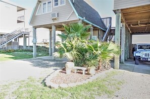 Property grounds - Blue Mermaid Beach Front House (Surfside Beach)