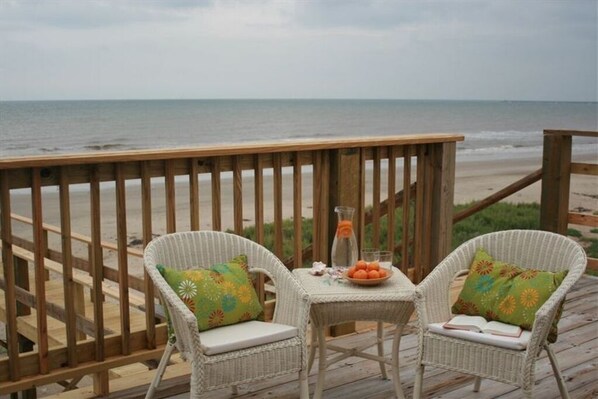 Outdoor dining - Blue Mermaid Beach Front House (Surfside Beach)