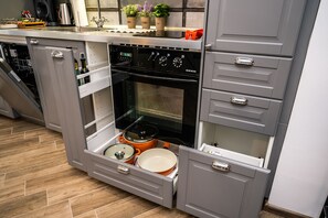 Fridge, oven, dishwasher, coffee/tea maker