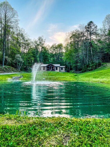 Charming cottage with pond in Heart of New River Gorge