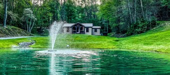 Encantadora casa de campo con estanque en el corazón de New River Gorge