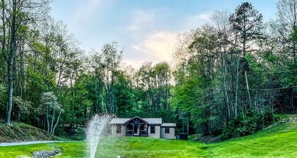Charming cottage with pond in Heart of New River Gorge