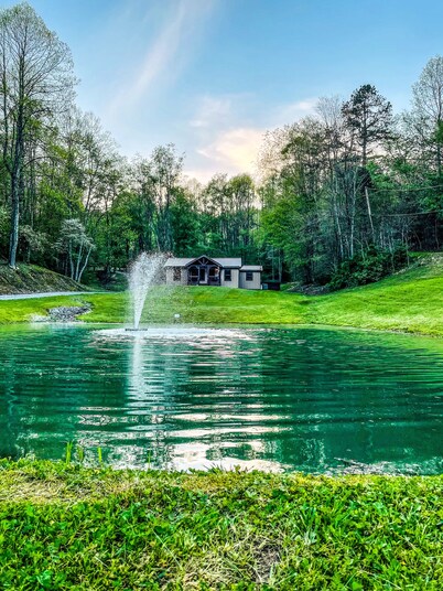 Charming cottage with pond in Heart of New River Gorge